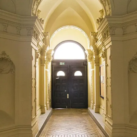 Eoetvoes Apartament *