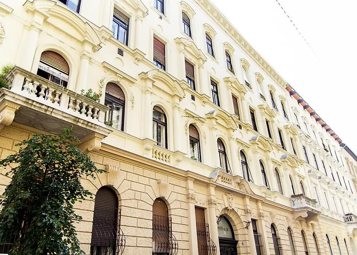 Apartament Eoetvoes *