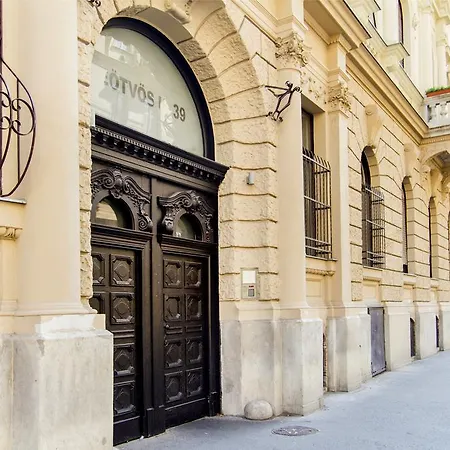 Eötvös Apartman *